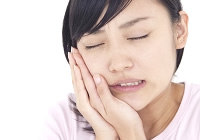 歯を痛がる女性のイメージ